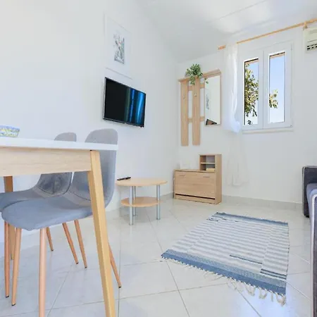 Lumbarda Resort Apartments * لومباردا